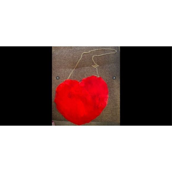 Fuzzy heart shaped gold chain, pocket book with front zipper . - Picture 2 of 11